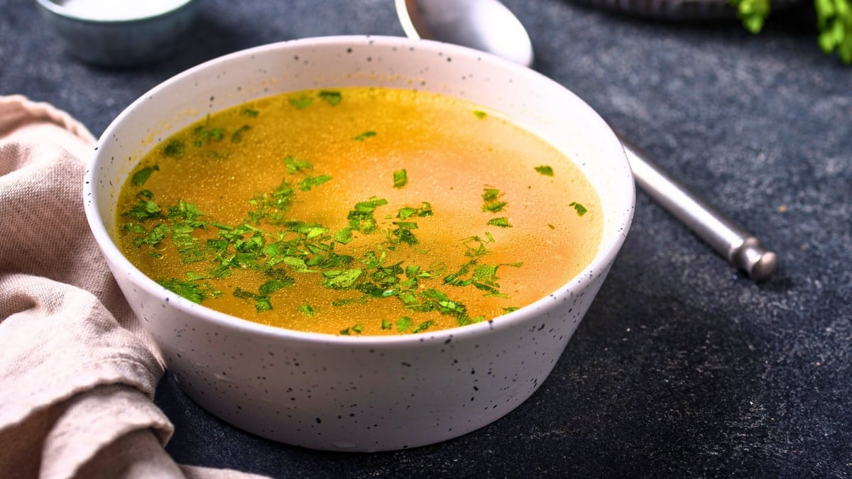 Caldo de ossos rico em colágeno e cheio de sabor para comer puro
