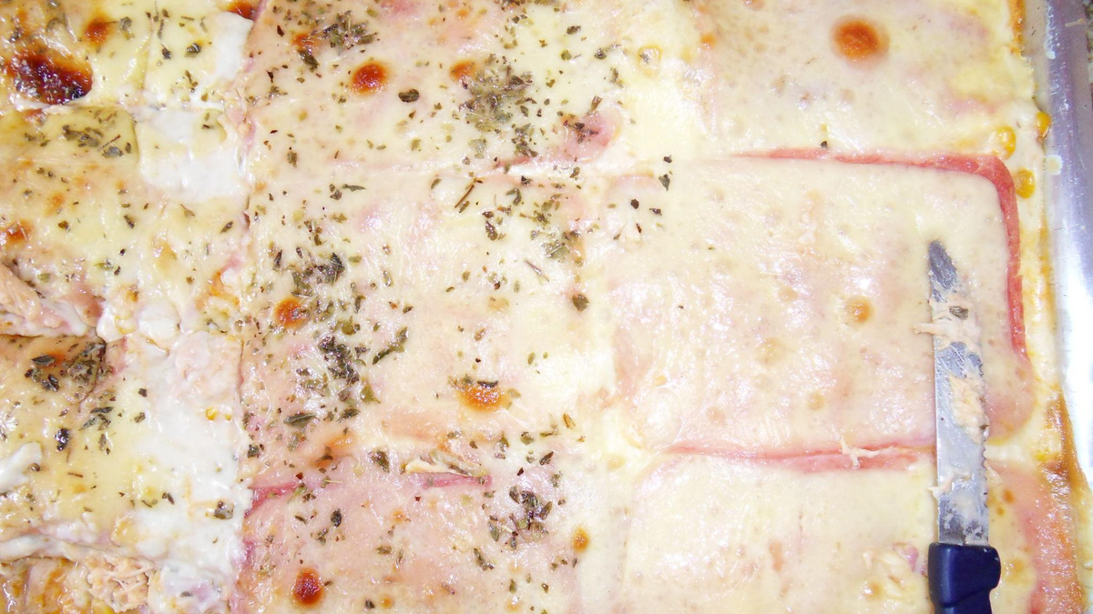 Lasanha de frango ao molho branco com presunto