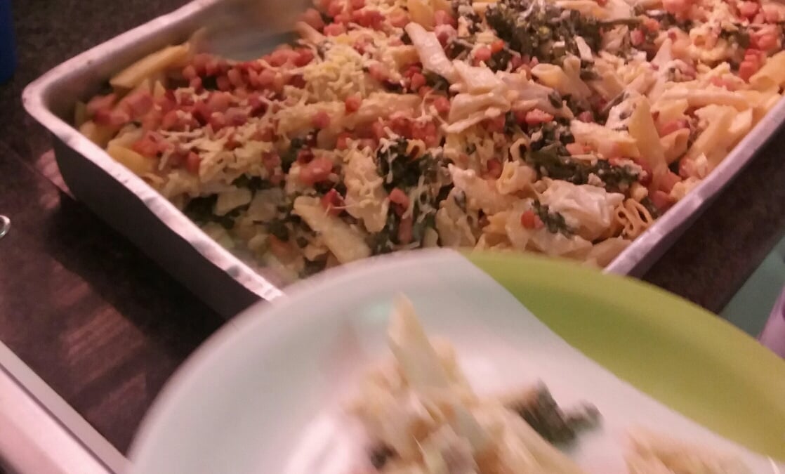 Macarrão molho branco com brócolis