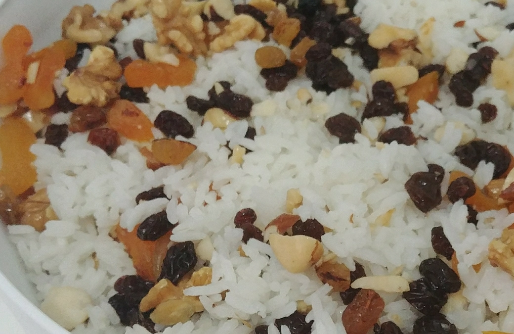 Arroz com nozes e uvas passas
