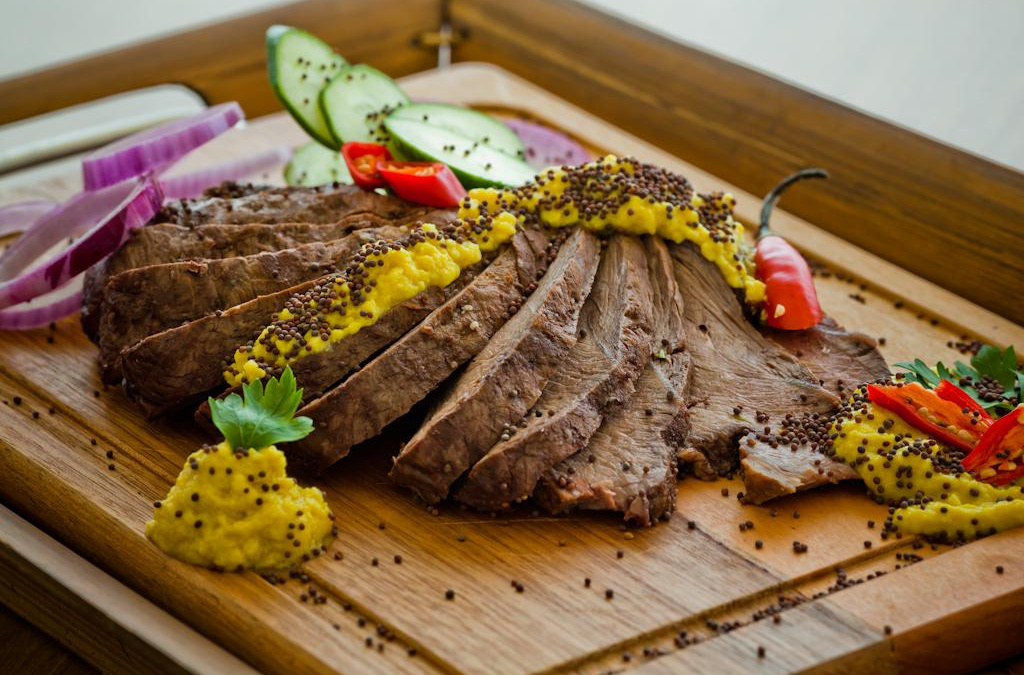 Carne grelhada com molho de mostarda