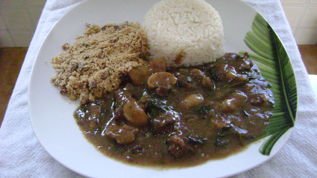 Ensopado de carne com batata e agrião