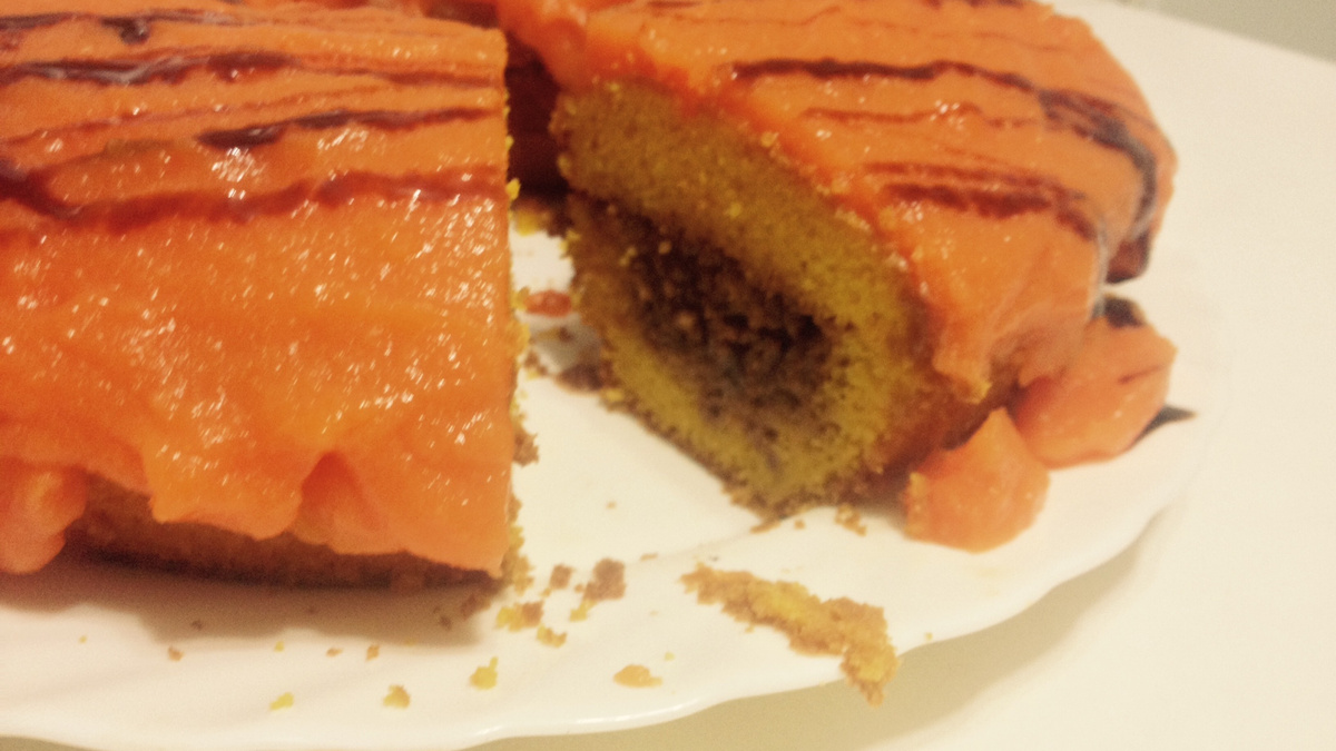 Bolo de cenoura com recheio e cobertura