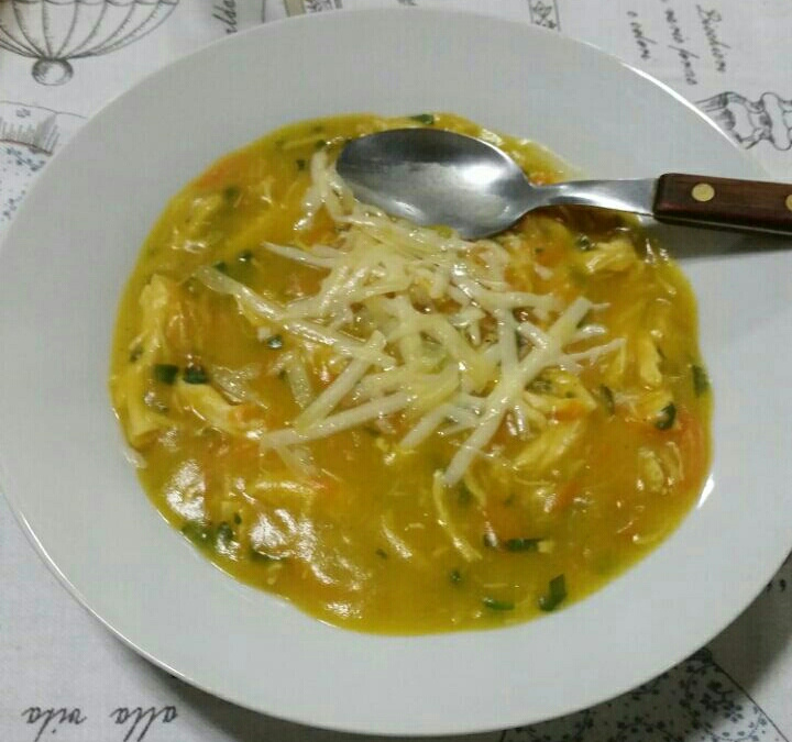 Sopa de batata baroa, frango e curry