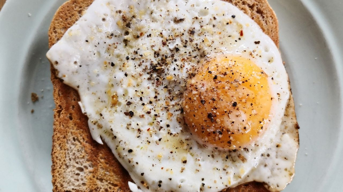 Pão com ovo na airfryer