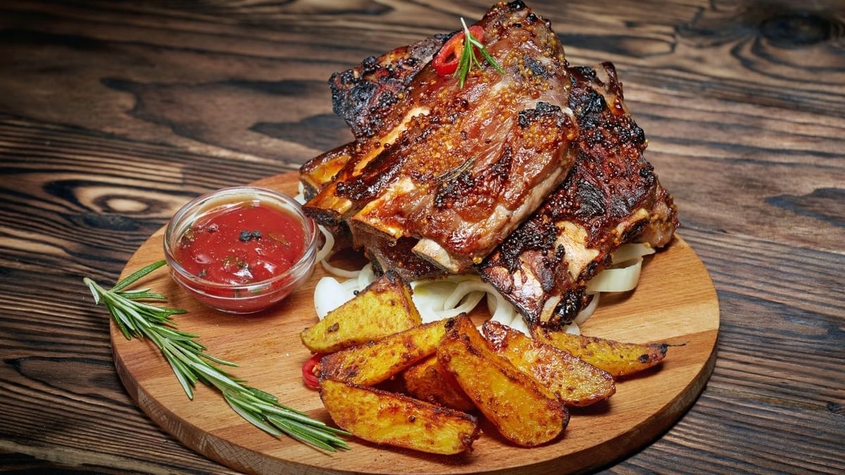 Costelinha de porco na airfryer suculenta com molho barbecue e batata