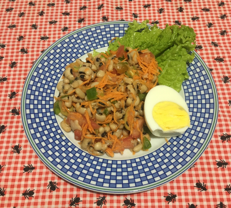 Salada de feijão fradinho simples