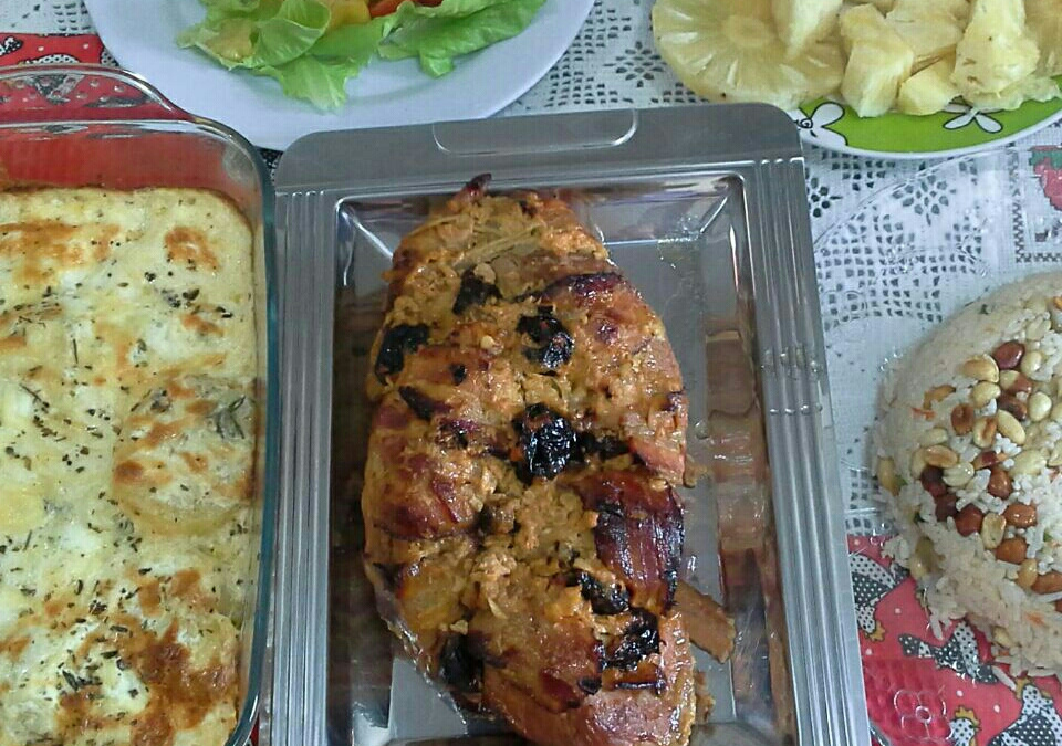 Pernil de porco recheado com ameixas