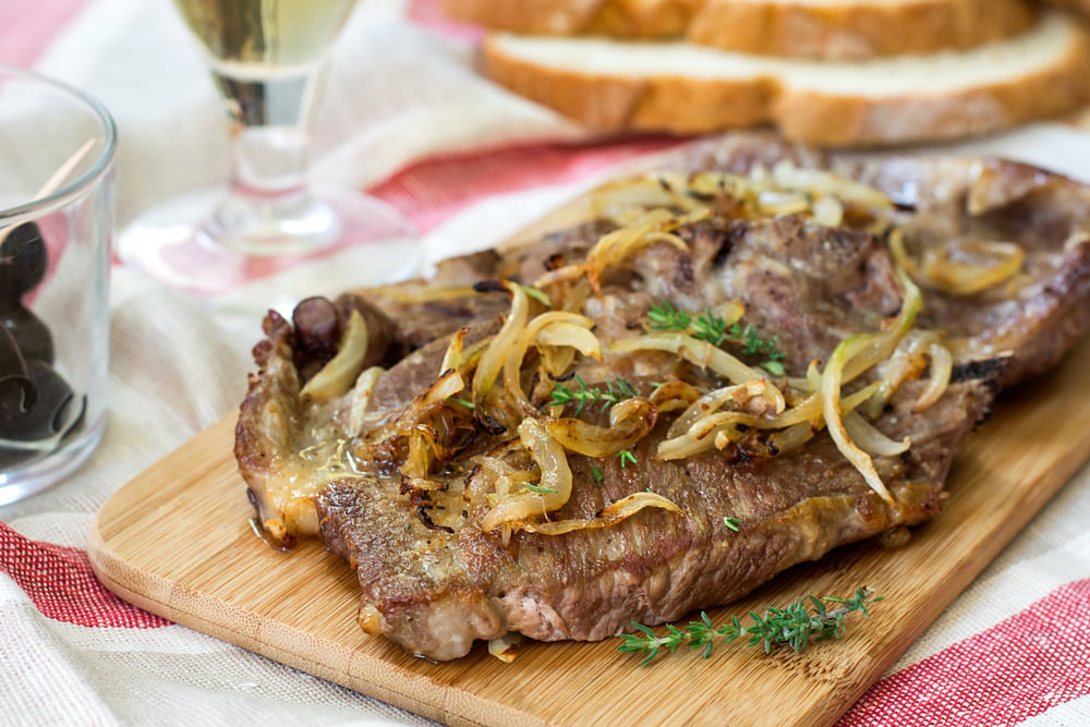 Bife acebolado