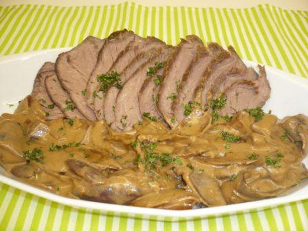 Carne assada ao molho de cebolas