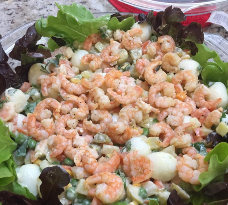 Salada de camarão rosa
