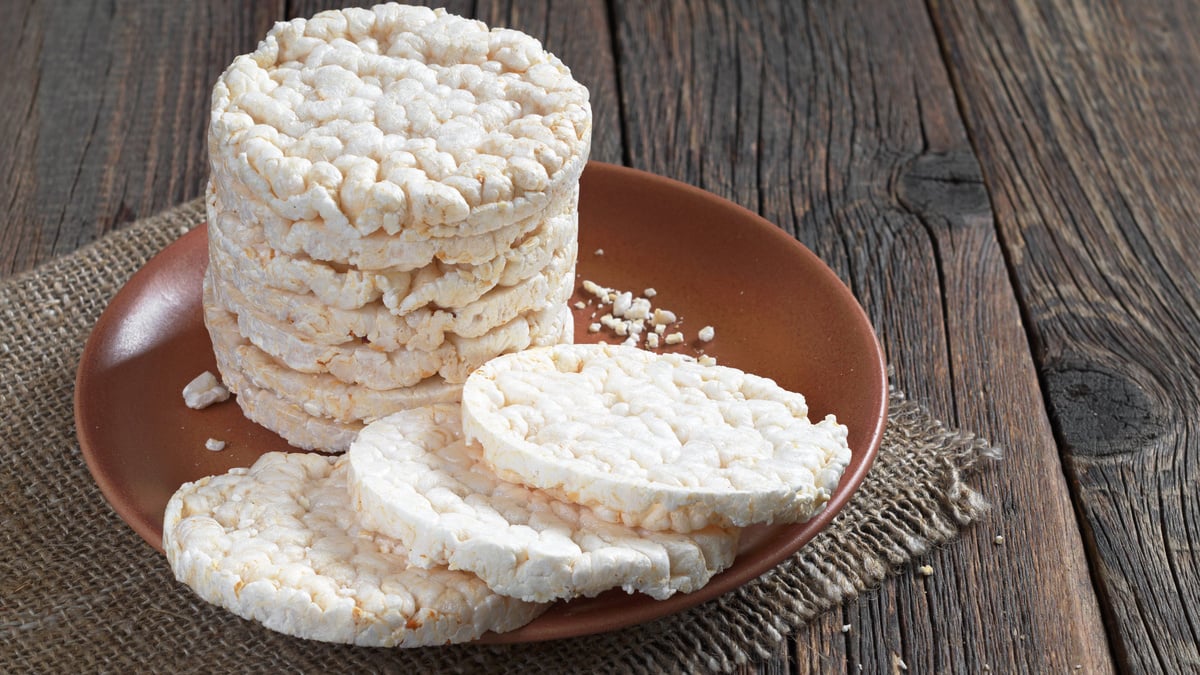 Biscoito de arroz é um lanche saudável? Entenda vantagens e desvantagens no consumo e como incluir na dieta - TudoGostoso