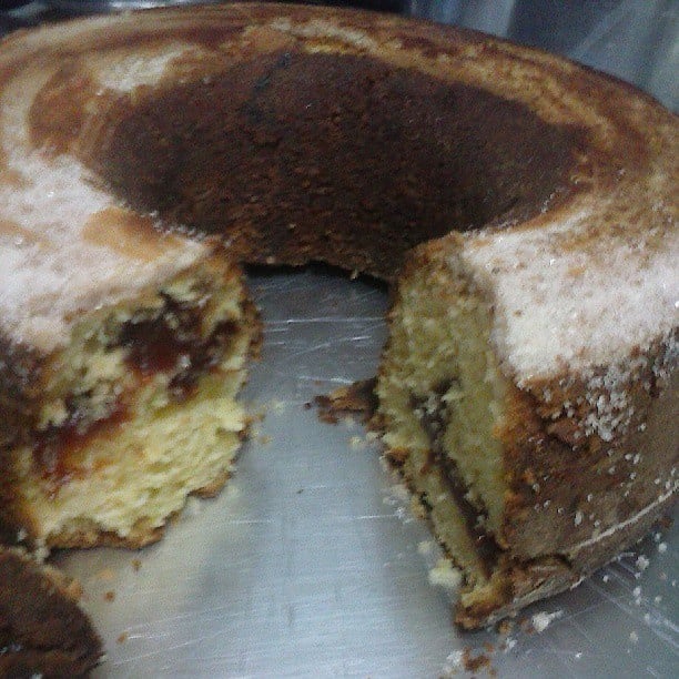 Bolo de fubá molhadinho com goiabada e casquinha de açúcar