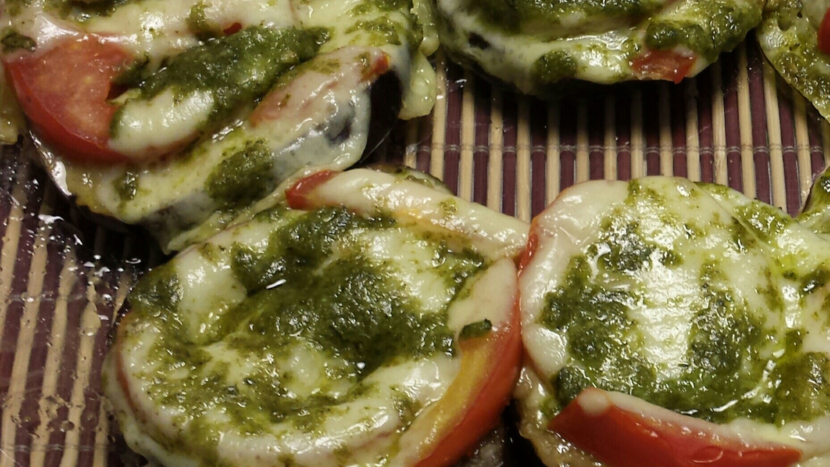 Torre de berinjela com molho pesto