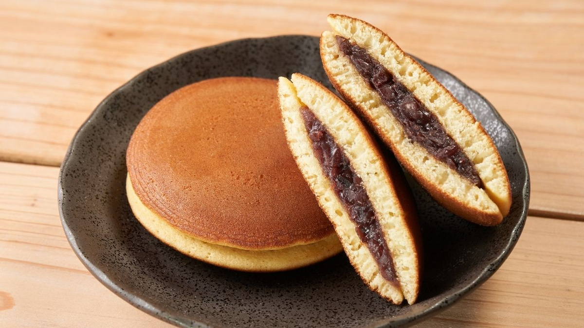 Dorayaki com massa de panqueca doce fofinha recheada com pasta de feijão