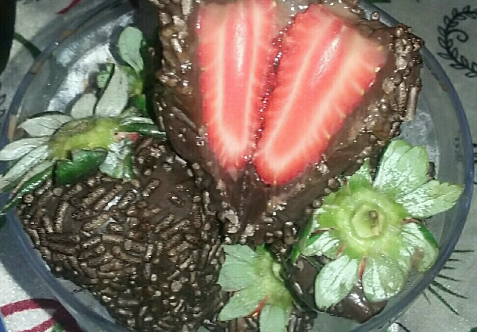 Coxinha de brigadeiro com recheio de morango