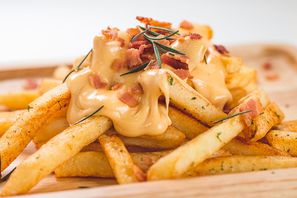 PORÇÃO DE BATATA FRITA COM QUEIJO E BACON - dicas de restaurante