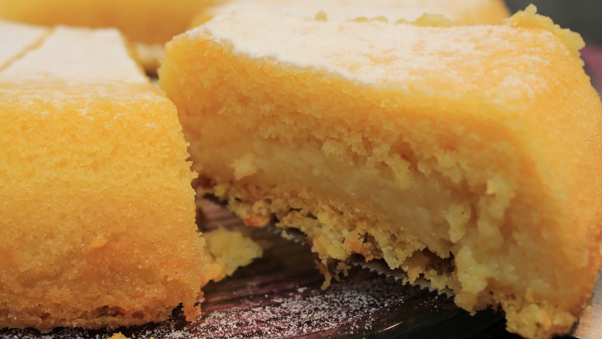 Bolo de fubá com parmesão levemente cremoso (sem farinha de trigo)