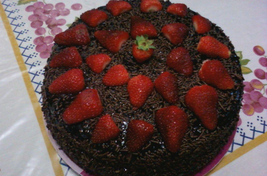 Bolo de chocolate com morango