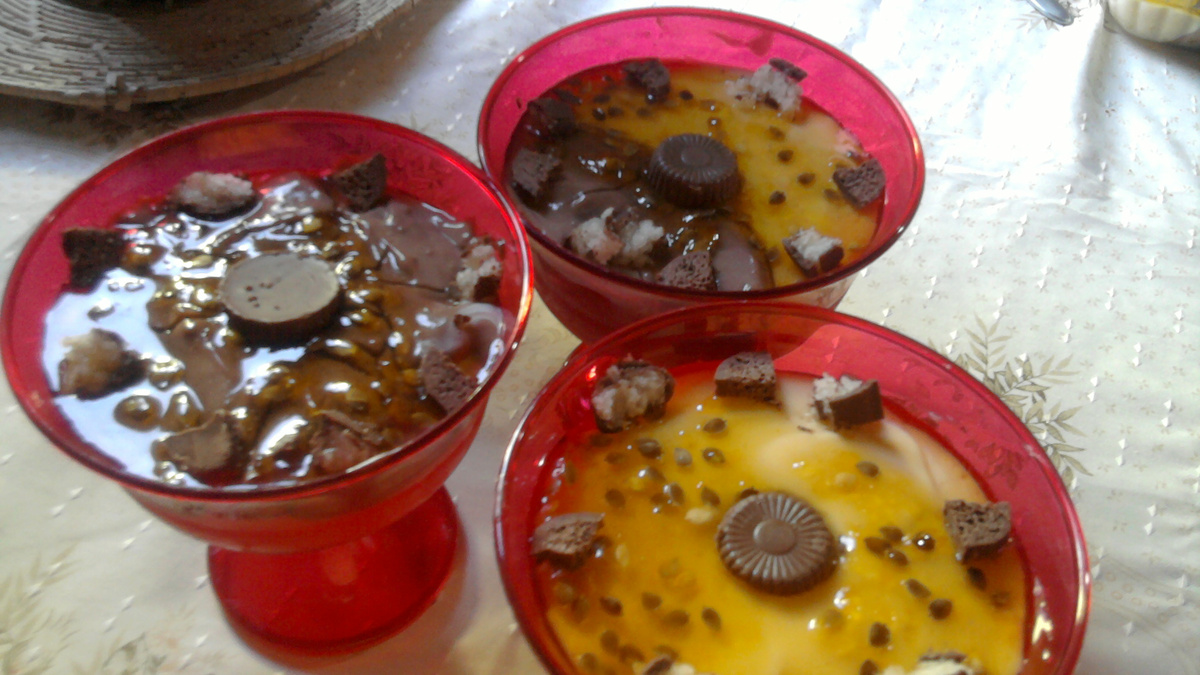 Mousse de chocolate com coco e maracujá