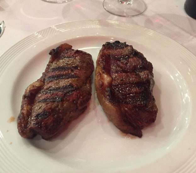 Bife de chorizo (argentino) grelhado com folhas verdes