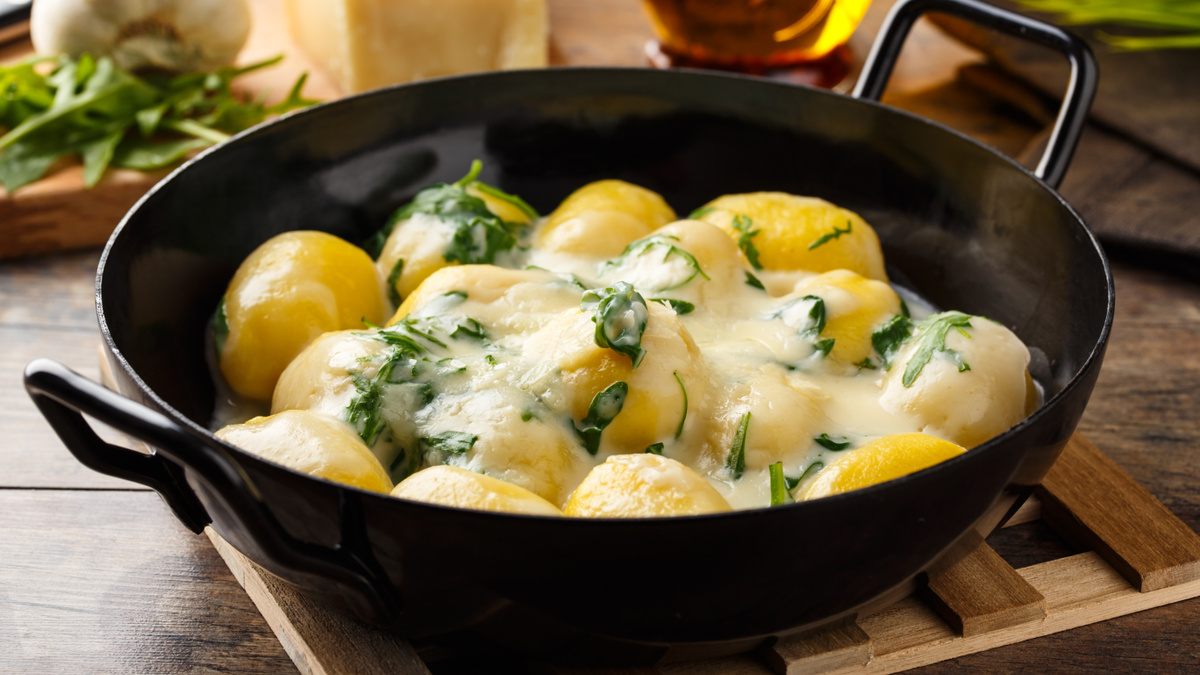 Capeletti ao molho de gorgonzola e pesto