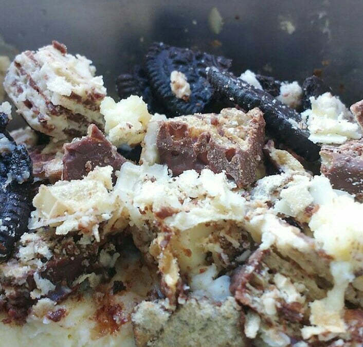 Pavê de biscoito waffer com cobertura de chocolate