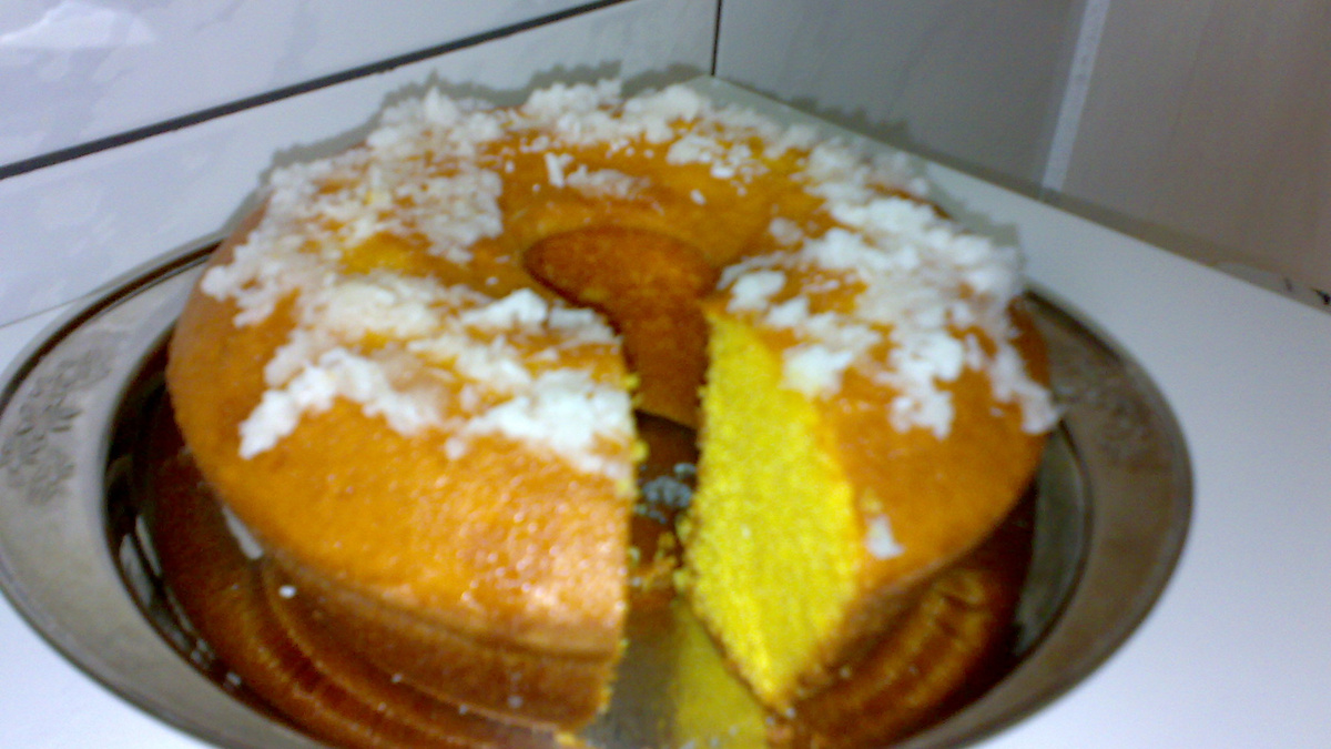 Bolo de cenoura com cobertura de caramelo