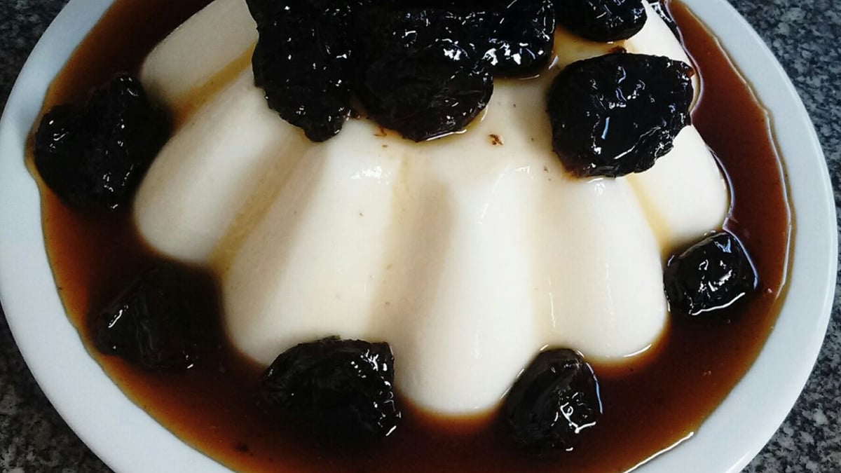 Manjar branco com calda de ameixas pretas