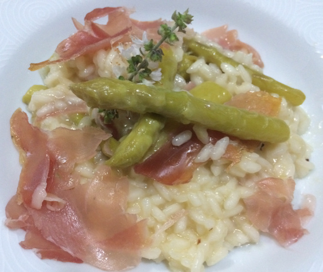 Risoto de aspargo fresco com presunto de parma