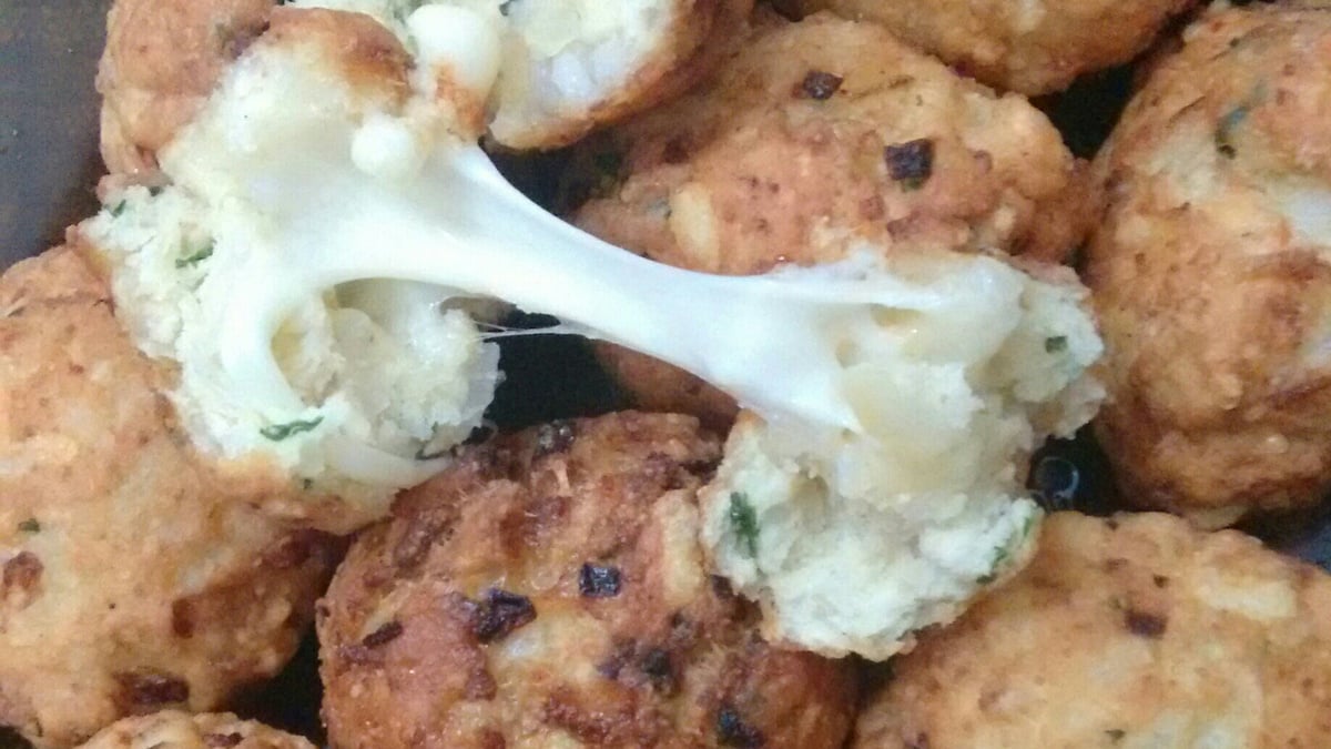 Bolinho de arroz recheado com queijo