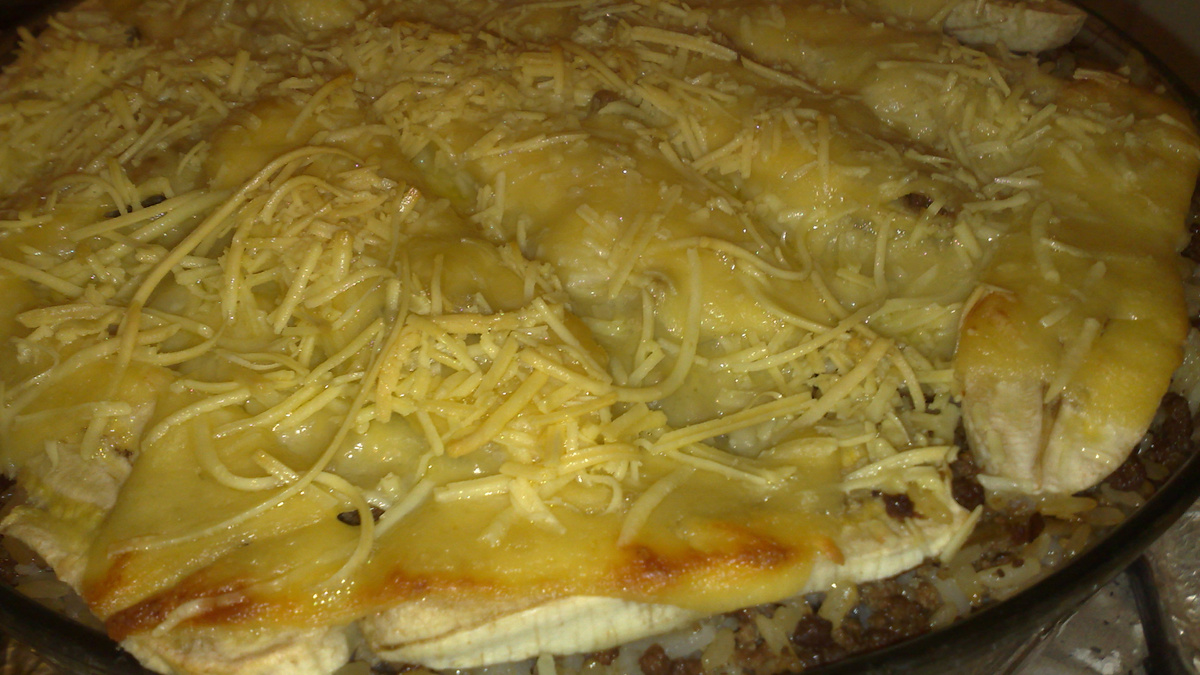 Arroz de forno com banana e carne moída