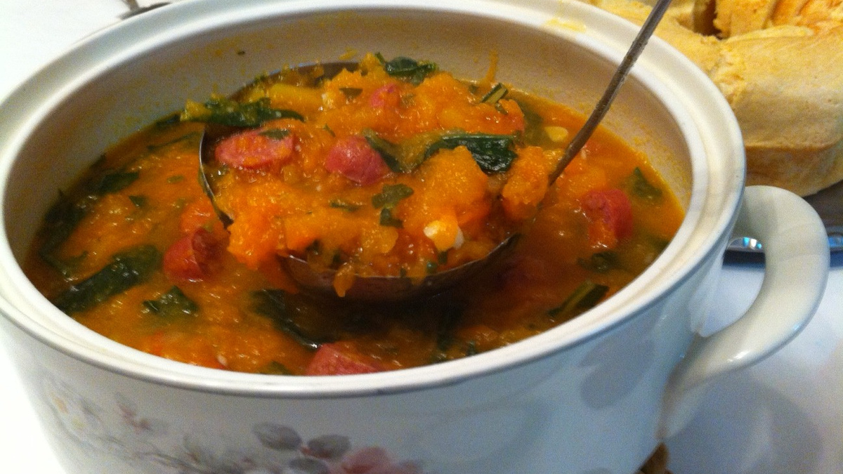 Sopa cremosa de abóbora com calabresa e escarola