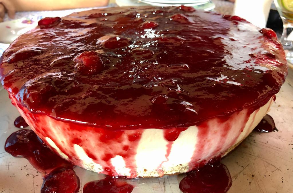 Cheesecake com calda de frutas vermelhas