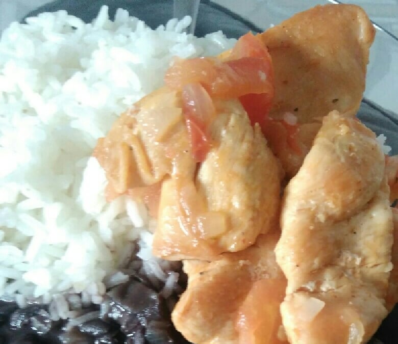 Filé de frango com molho simples