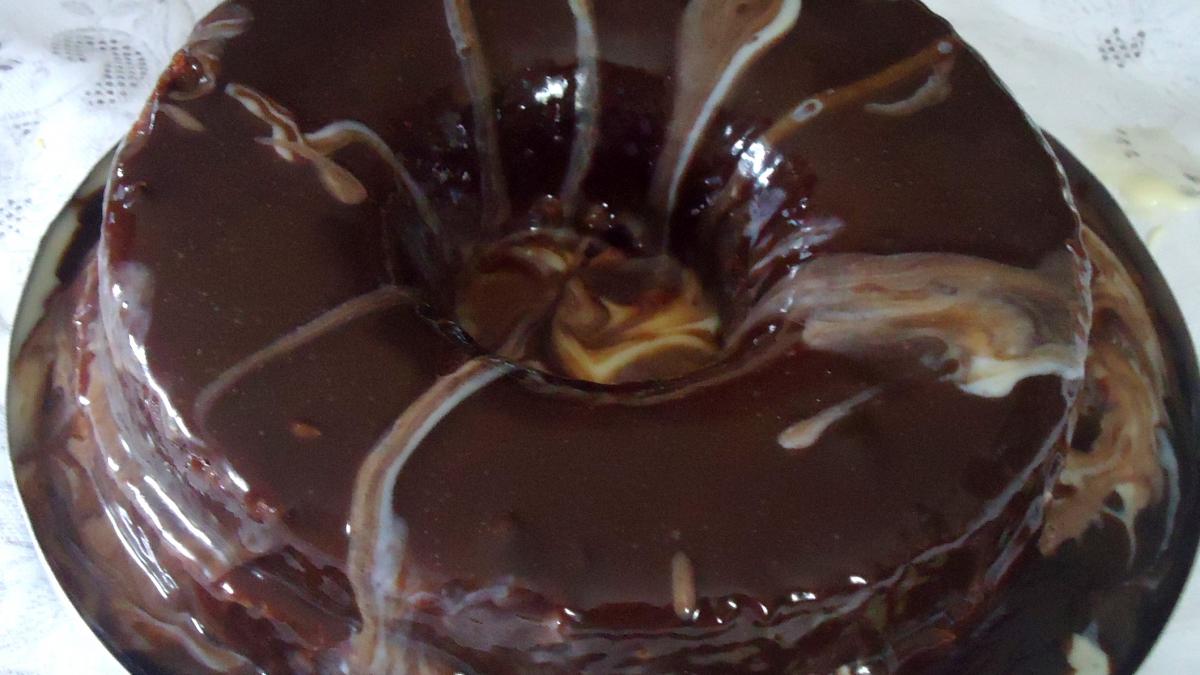 Aprenda a fazer bolo de chocolate com recheio de ninho