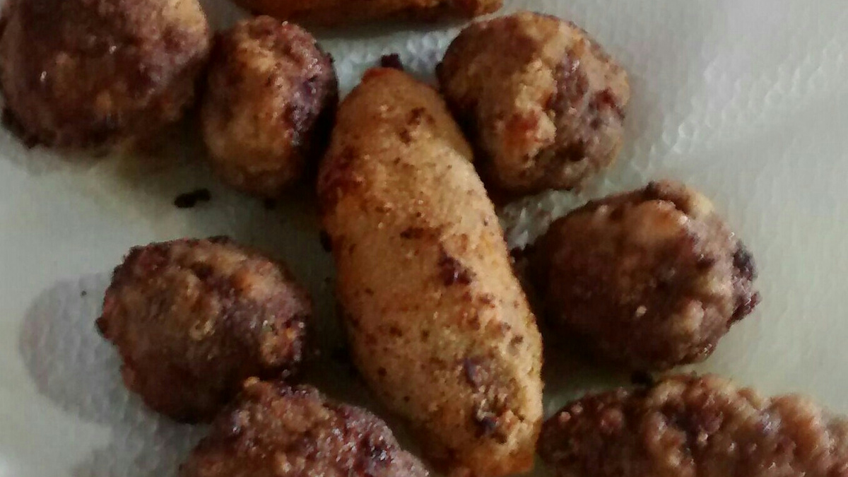 Bolinho de carne moída recheado