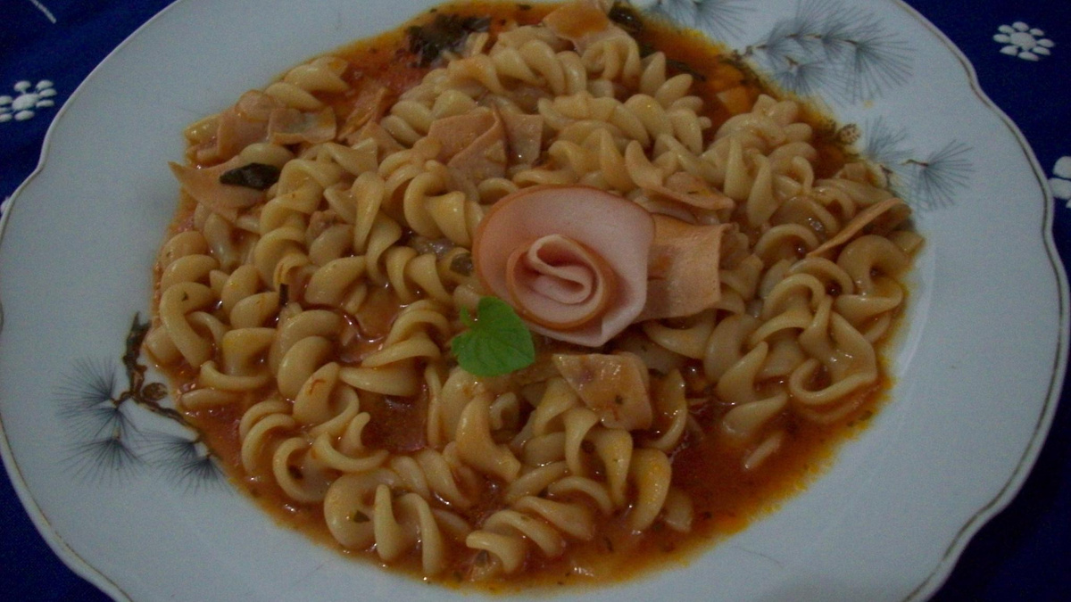 Macarrão expresso com calabresa e cenoura