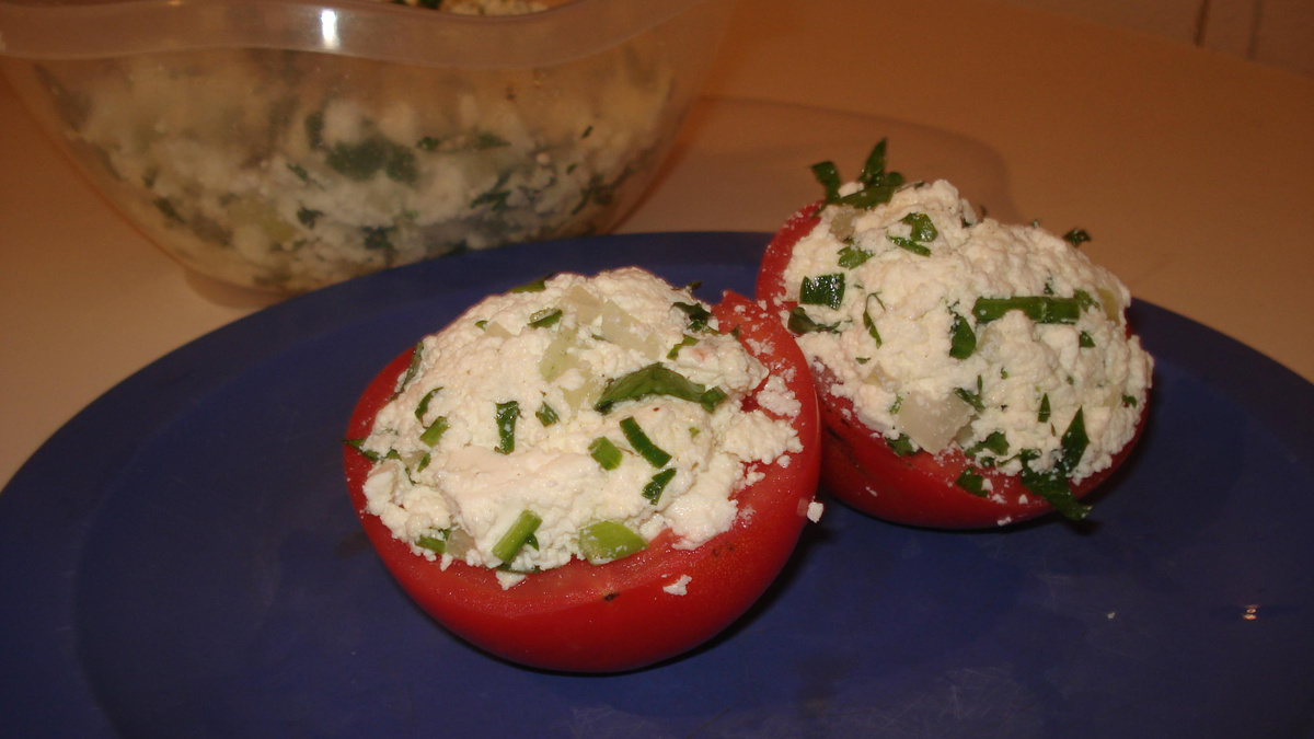 Cesta de tomates com ricota