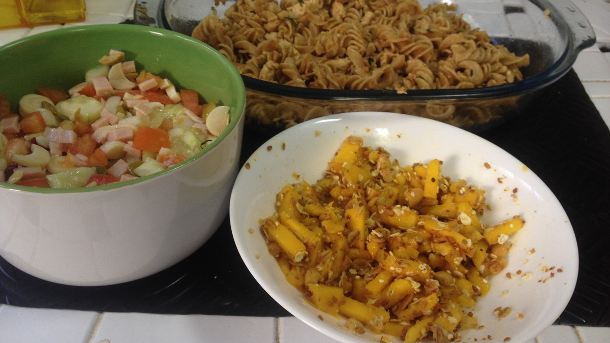 Salada mista light com macarrão integral