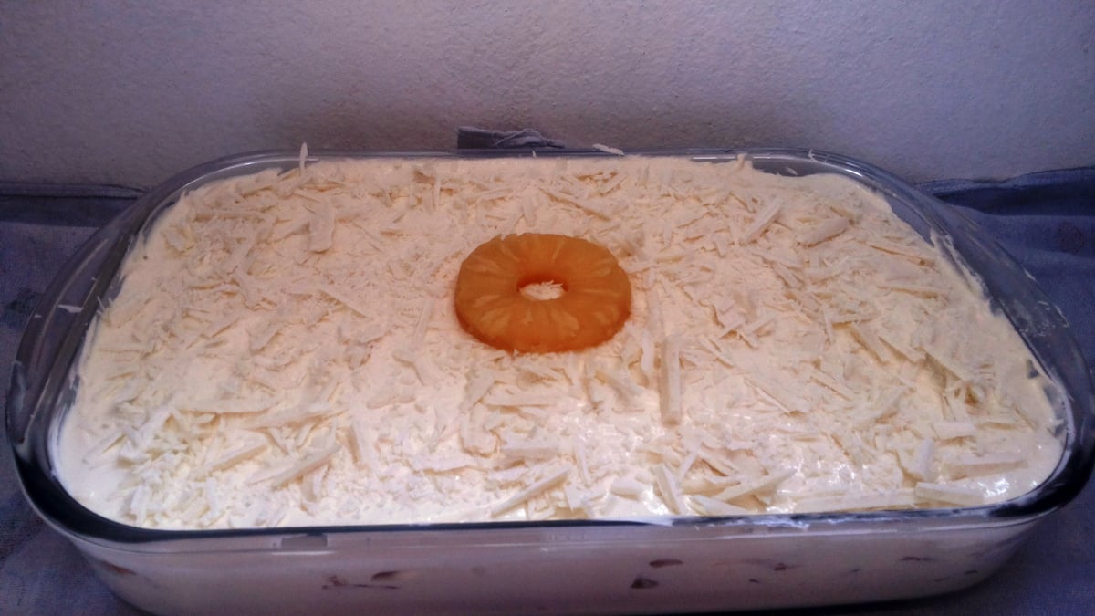 Pavê de quatro leites com abacaxi e chocolate branco