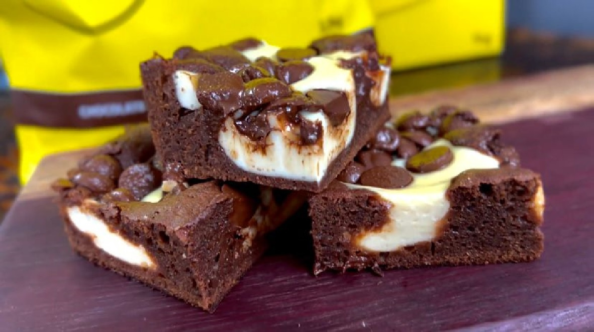 BROWNIE DE CHOCOLATE COM CHEESECAKE