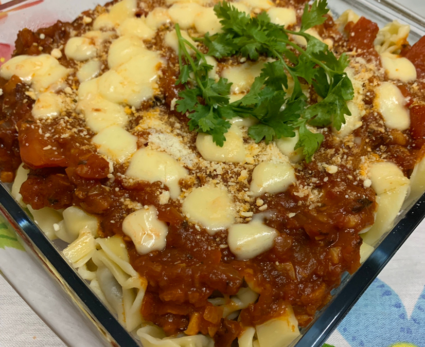 Macarrão Capeletti ao molho de tomate.