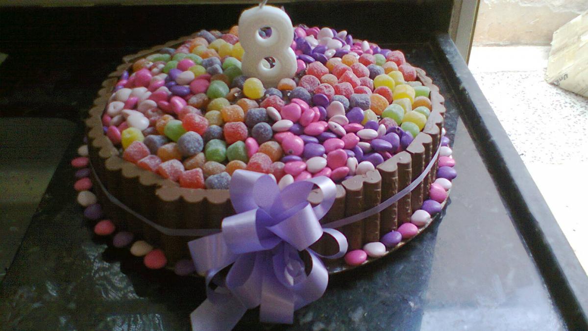 Como fazer um bolo de aniversário bem simples e fofinho