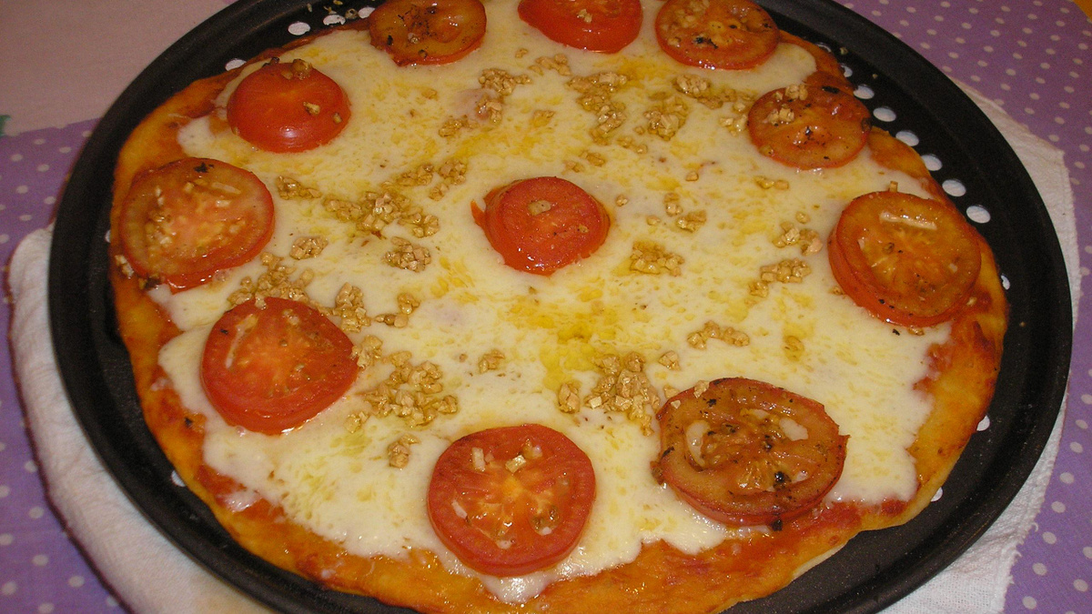 Pizza de mussarela, tomate e alho