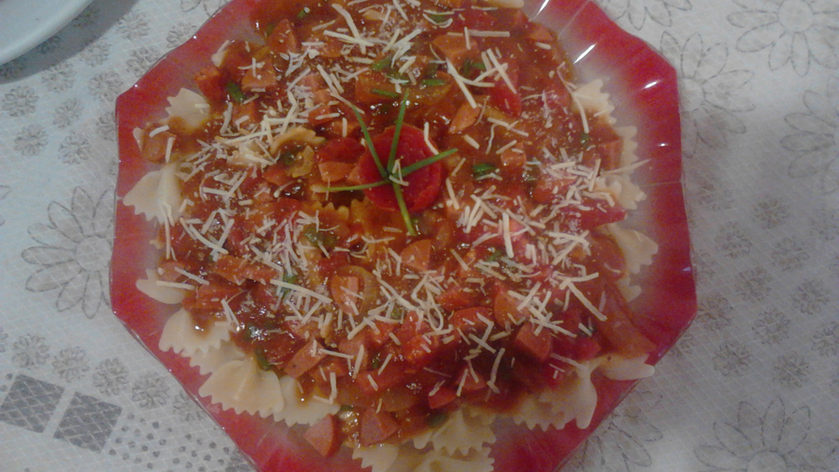 Macarrão de gravatinha com salsicha
