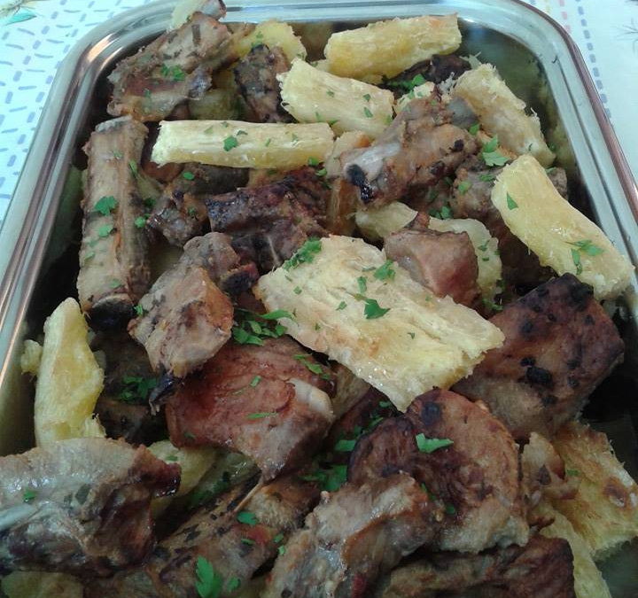Costelinha de porco assada com mandioca