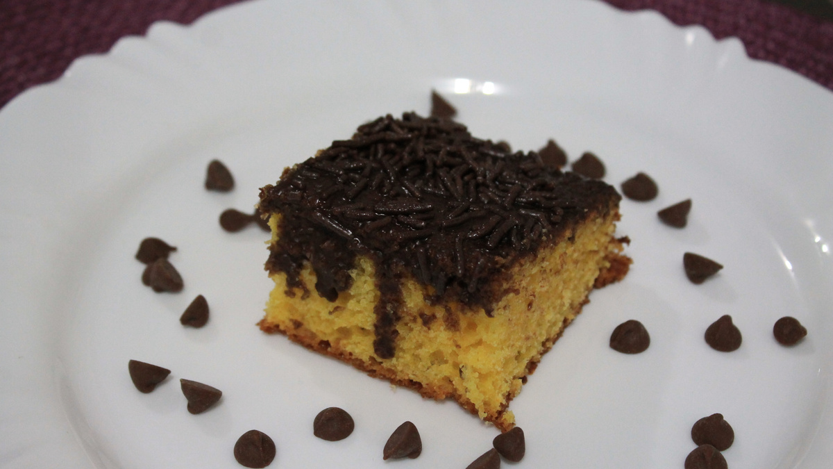 Bolo de cenoura com maçã e gotas de chocolate