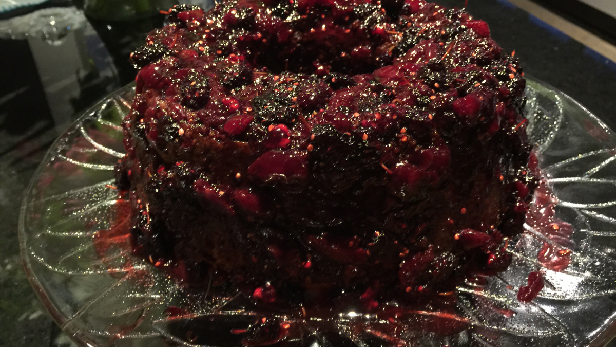 Bolo de cenoura chique com calda de morango e amora