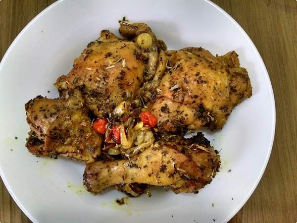 Coxa e sobrecoxa de frango ao manjericão e açafrão
